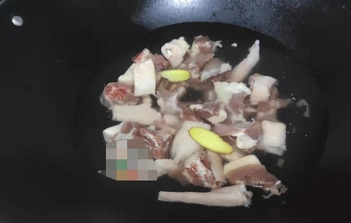 鲜香|鸭肉和它真是绝配,焖一焖鲜香开胃,驱寒暖胃,冷天常做给孩子吃