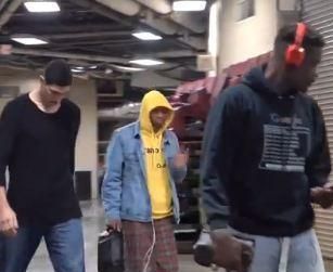 造型|头发染成蓝色+白裙!威少新造型引热议,乐福点赞队友叹与众不同