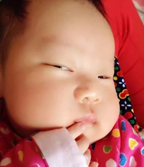 孩子睡着后有多萌？宝宝“翻白眼”举动逗笑宝妈：咋，不合心意？