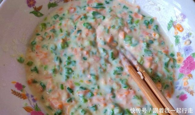  这两种食材，一个补钙一个护眼，搭配一起做成小饼，满屋飘香诱人