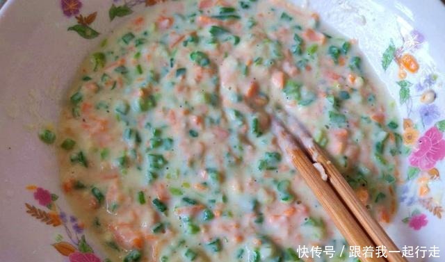 这两种食材,一个补钙一个护眼,搭配一起做成小饼,满屋飘香诱人