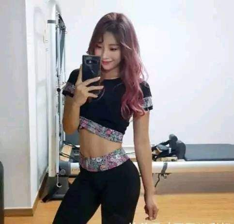 美女 穿瑜伽裤的美女,秀出丰满圆润的好身材,时尚百搭!