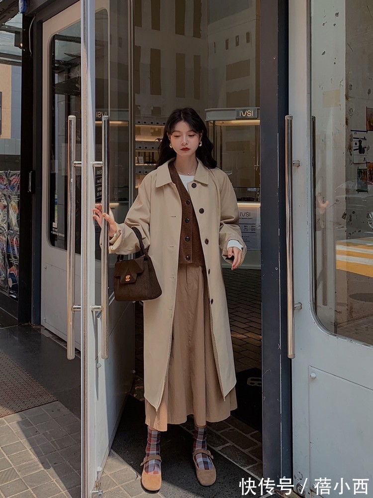 西装|真正有品味的女人，入秋第1套搭配首选“外套+裙子”，时髦又高级