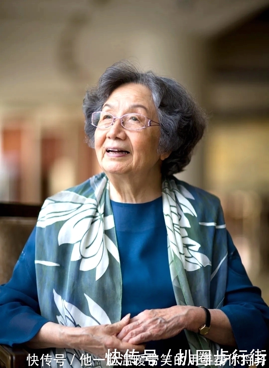 绝句$一代宗师叶嘉莹绝句30首。词心独具无人及,一卷长留万古芳