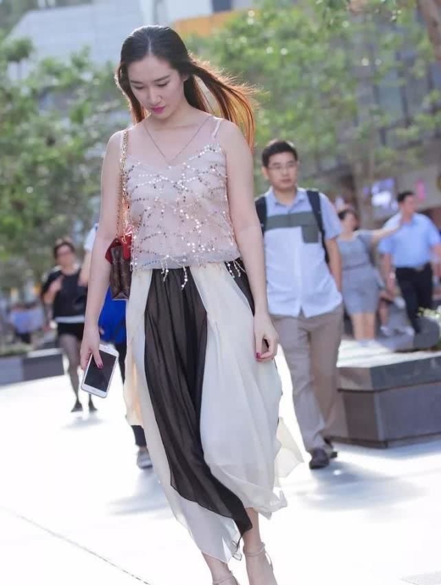 t恤 美女身穿T恤搭配白色长裙,时髦的减龄装,很有少女感