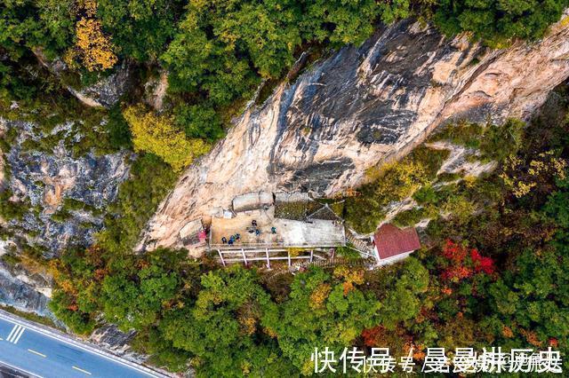 依岩|秦岭发现一“挂”在悬崖上的寺庙，寺内空无一人，何时修建成谜