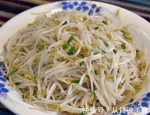 炒豆芽时，不要直接下锅炒，多做一步，豆芽不出水更脆爽