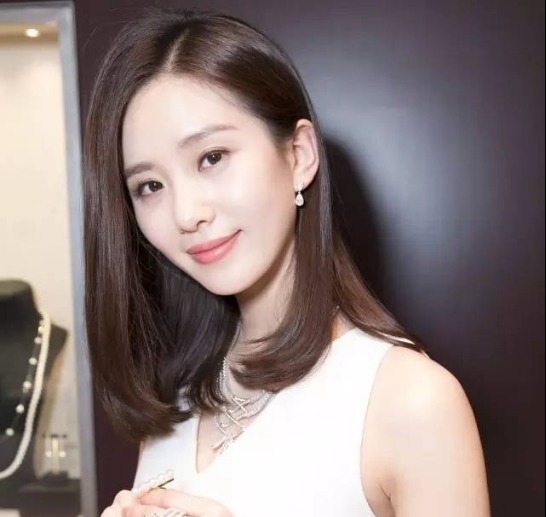 减龄 40岁的女人一定要注重发型,试试这几种,不仅舒服还“减龄”