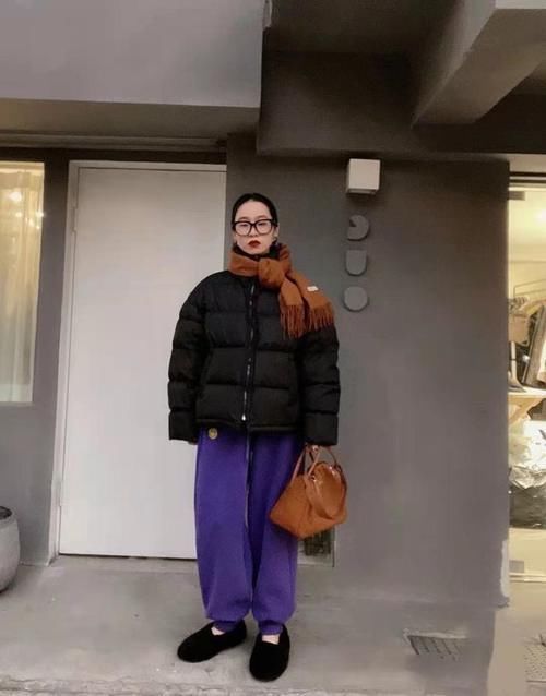 基础衣服想穿出时尚感？试试时髦精都爱的“叠穿”式搭配，不撞衫