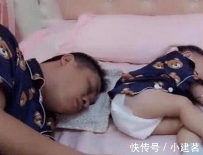 枕头|爸爸睡得正香,被宝宝的“连环屁”崩醒,接下来的反应太逗了