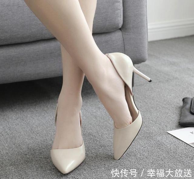 一字带 高跟鞋搭配紧致连衣裙,高雅不俗,给你蜕变与突破