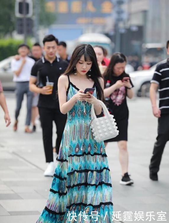 黑色|灰色针织衫搭配黑色修身裙,温柔知性,气质优雅