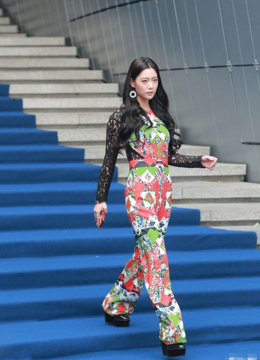 连体裤|克拉拉不愧是“行走的尤物”, 穿蕾丝上衣+鱼尾裙, 身材比例出众