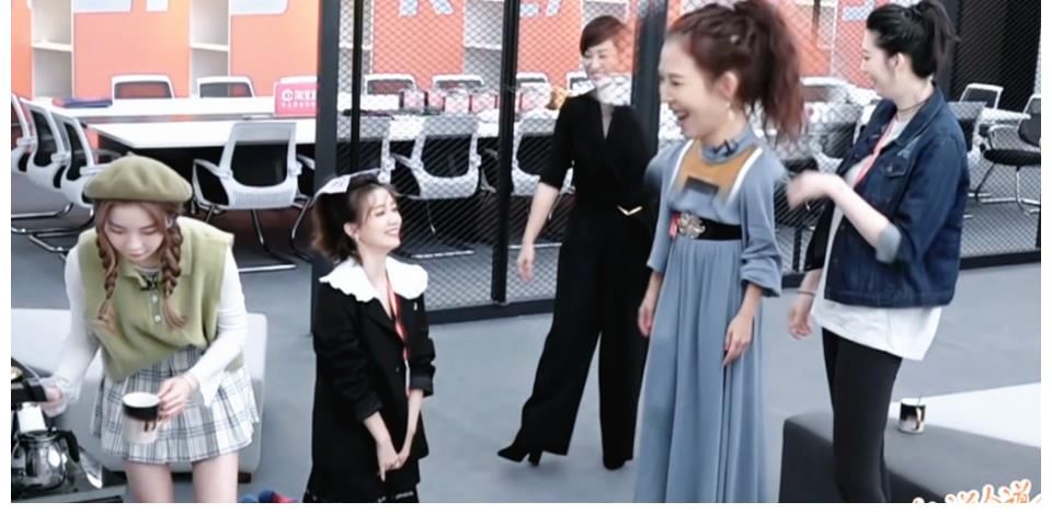 于莎莎向蔡少芬下跪，王琳给黄奕下跪，这综艺是在比赛还是宫斗？？