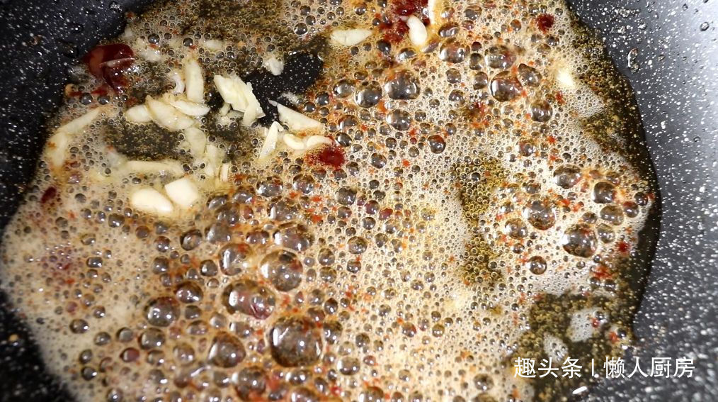 鹌鹑蛋别只会卤着吃，教你一种新做法，配上青红椒炒着吃