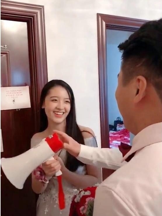 伴娘|婚礼当天伴娘走红,小酒窝特别迷人,网友:现在换新娘来得及吗?