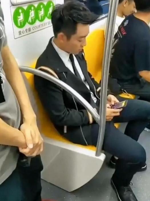 翻车|还记得郑恺吗,今坐地铁环保出行,评论区却翻车:变相炒作?