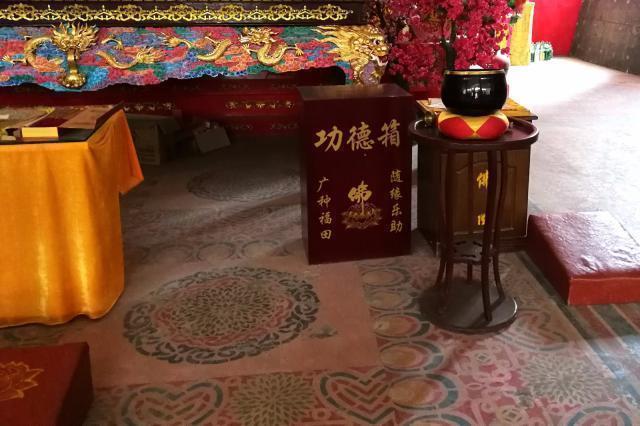 功德@很多寺庙都有“功德箱”,往里面放钱,究竟会不会积“功德”