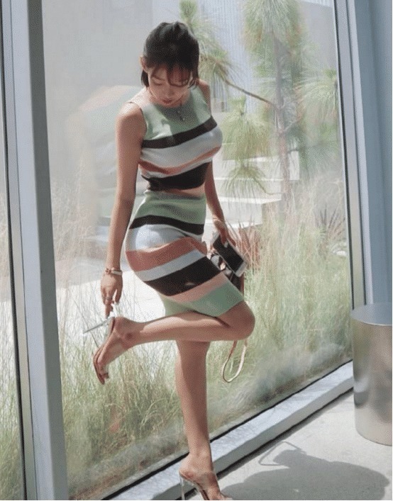 短裙|街拍这种条纹无袖短裙,彰显阿姨的韵味美,别不承认