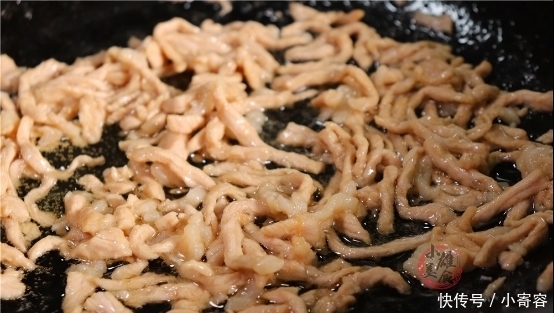 不管炒什么肉,直接下锅是“大忌”多加一步,肉不粘还嫩滑