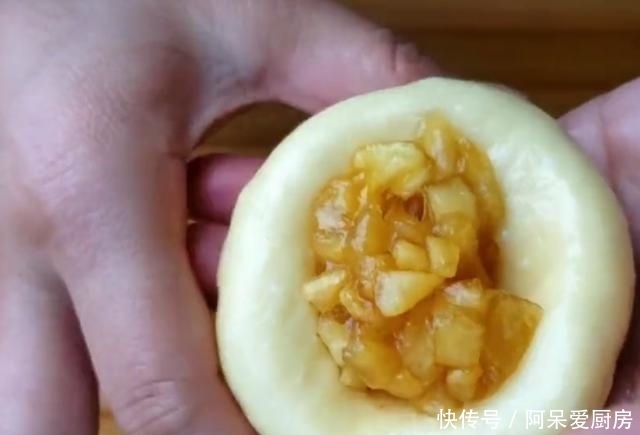 家里有苹果可以这样做,加一碗面粉,不烤不油炸,柔软拉丝,好吃