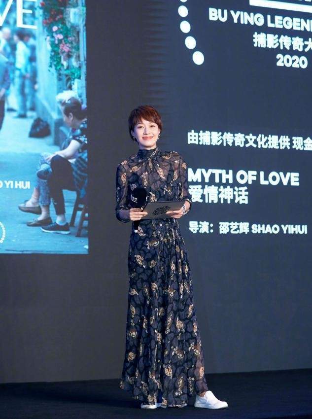 时尚感 马伊琍小女儿生日,她穿V领毛衣暴露好身材,脸嫩的和女儿像姐妹