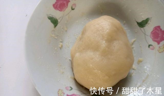 精致甜品肉松麻薯蛋黄酥,口感软糯,咸香适中,口感层次丰富!