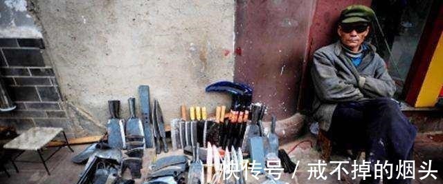 民间$中国民间神秘组织人人背把刀,自称鬼谷子传人,留下预言就走!