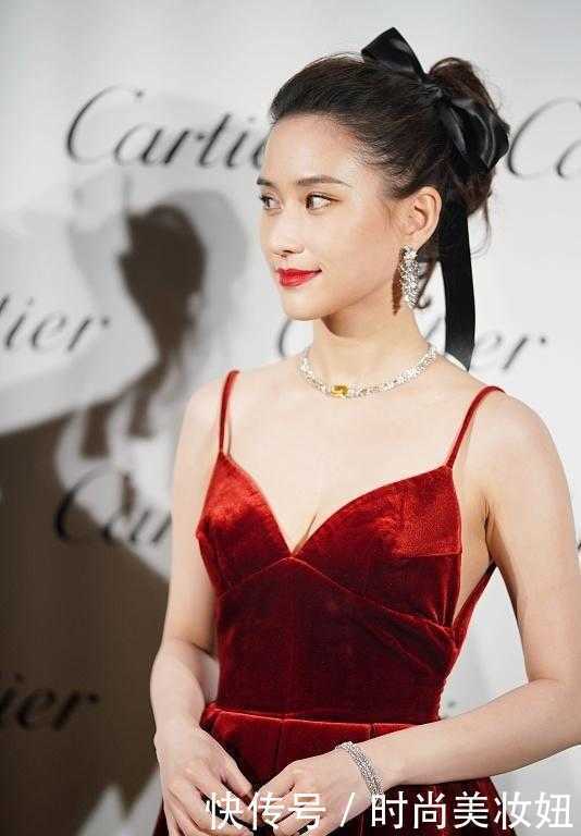 大红色|何超莲到底是豪门千金,同龄人不敢穿的红色裙,她却穿出贵妇范