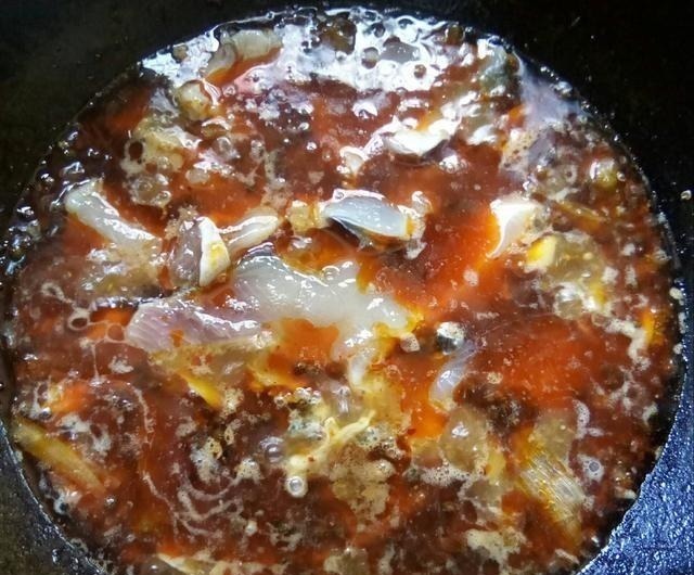 炖鱼时，“两种调料”不能放，否则鱼腥味很大，又难吃