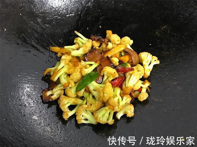 炒花菜时,有人焯水,有人过油,原来都错了,难怪炒出来不好吃