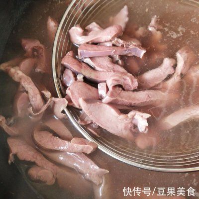 餐桌上的保留项目辣炒猪心,隔段时间就做一次
