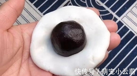 最近我家没少吃它，包一物按成饼，煎一煎出锅，外皮筋道馅香甜，美味