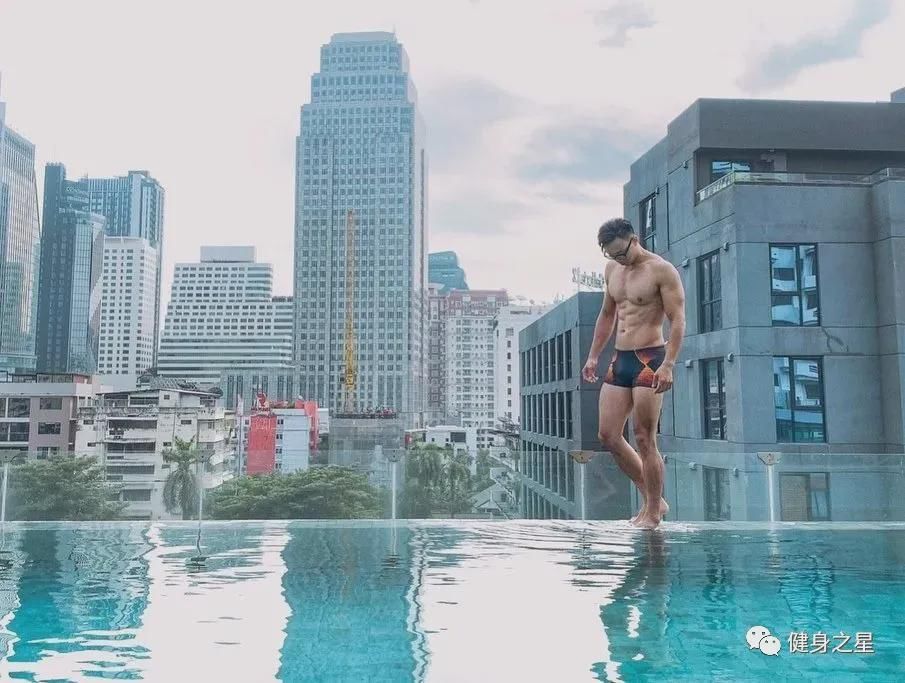 超硬核眼镜|超硬核眼镜小哥秀肌肉，筋肉身材太生猛了！