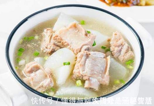 炖排骨时,最忌直接焯水,记得多做一步,排骨没腥味,软烂又好吃