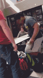 |搞笑GIF:下大雨的时候我们全班男生只需要一把伞就够了,你信不?