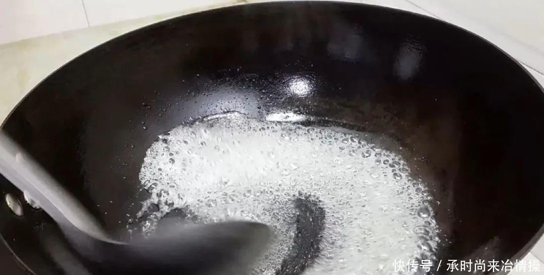 小油条|糯米粉这样做才好吃,开水一烫,个个焦脆又香酥,比麻花油条好吃