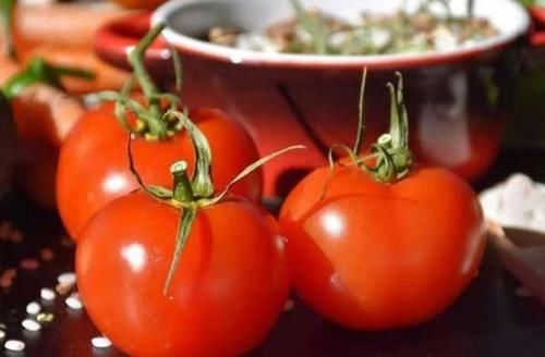 西红柿|肝不好不能吃西红柿？医生建议：若想肝脏好，这2种食物或要少吃