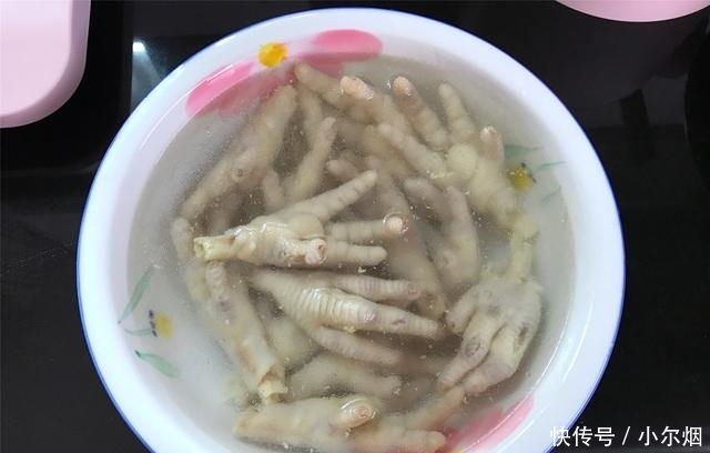 夏天鸡爪最好吃的做法,酸辣爽口入味,下酒下饭,越啃越过瘾
