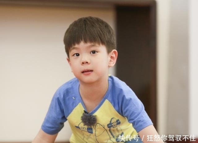 杜江与嗯哼冲浪曝光,嗯哼右脚边的东西却惹争议,该不该佩戴?