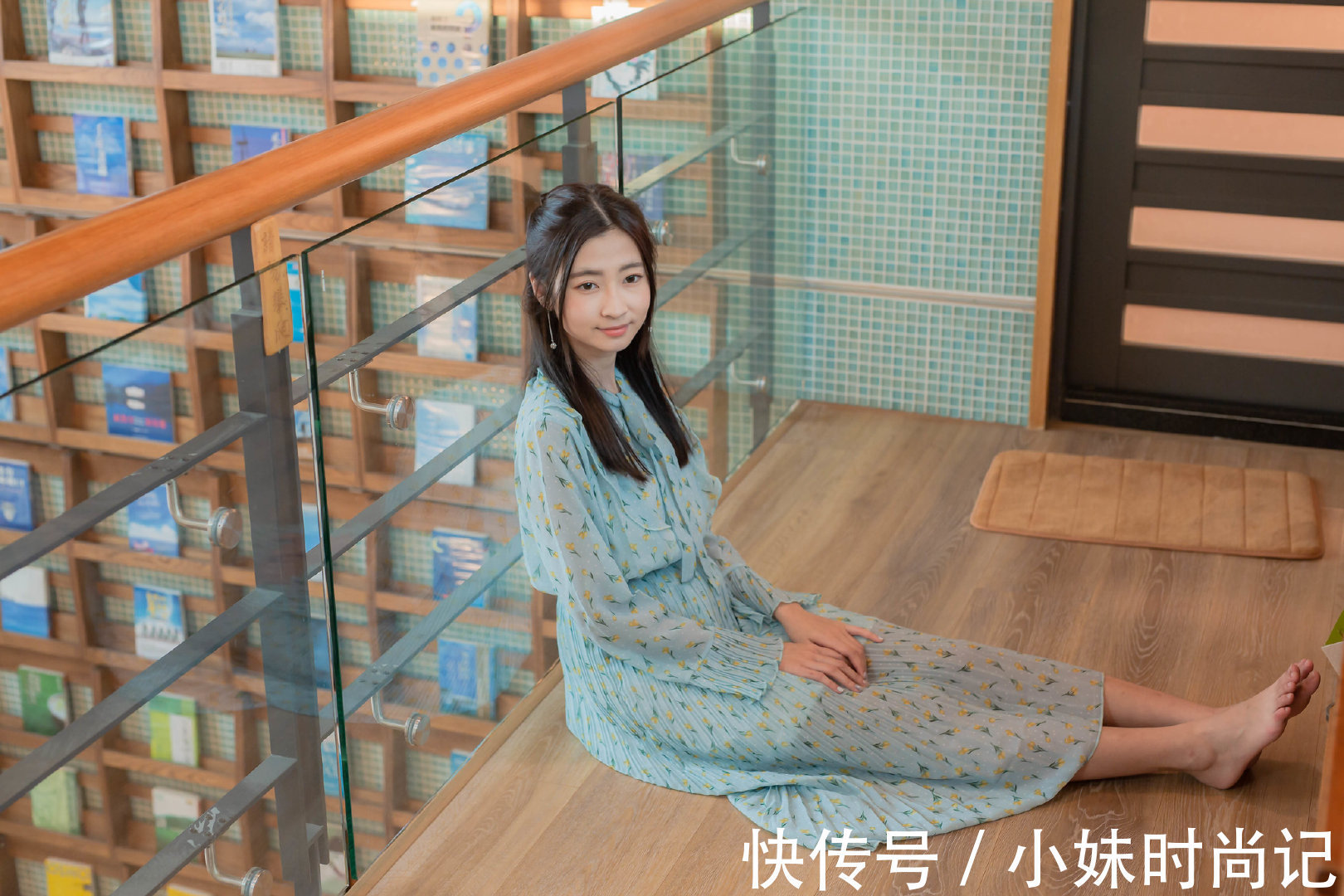 简约|小姐姐的碎花裙十分的优雅清新,简约大气中也有女性的柔美