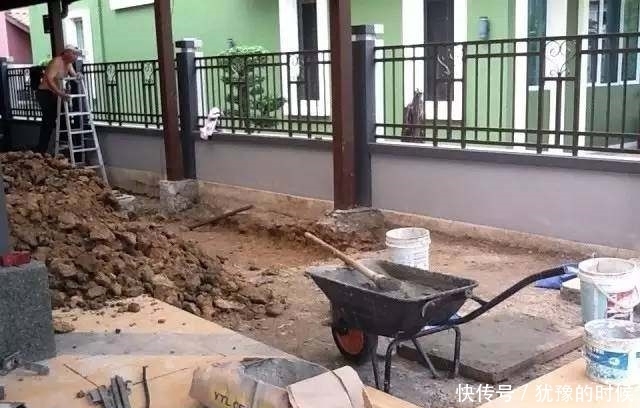 鱼缸和池还可以这样结合?只能说很有想法,有钱我也搞一个!