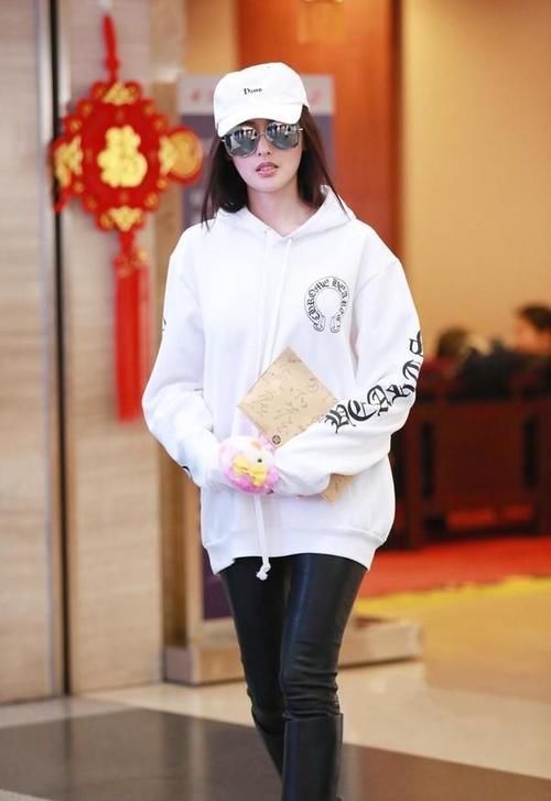 最近火了一种穿法:卫衣+小脚裤,洋气显瘦,承包整个春季的时尚