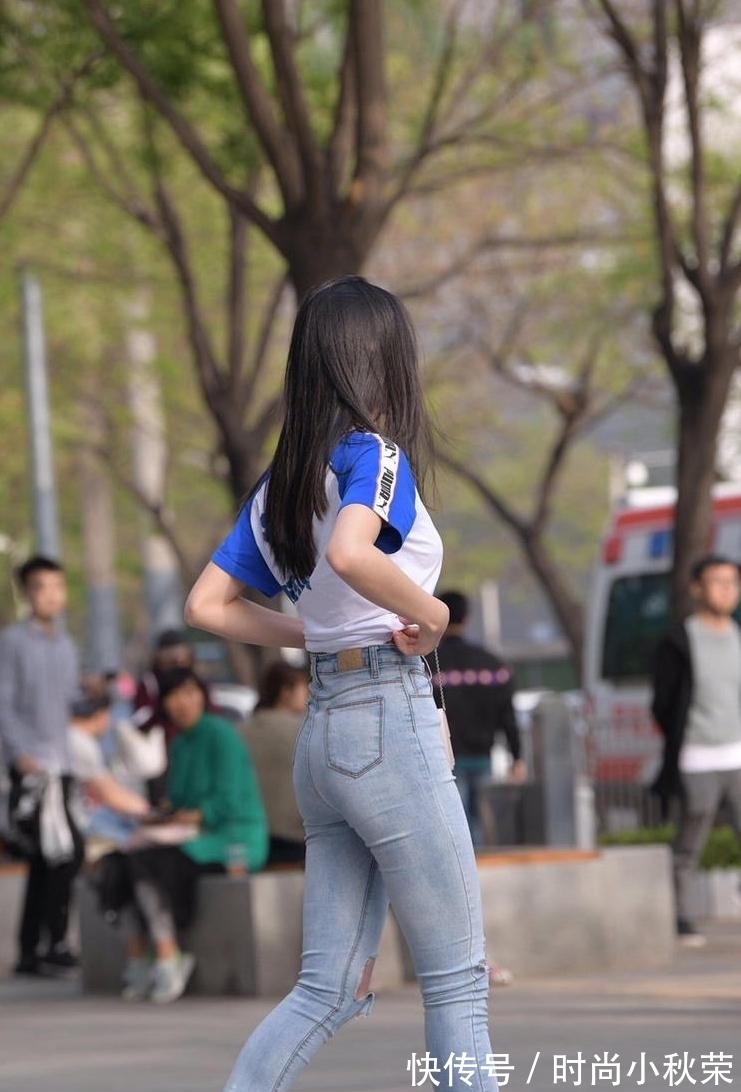 牛仔裤|街上展示一字马的牛仔裤少女，不怕男友回家揍你吗？