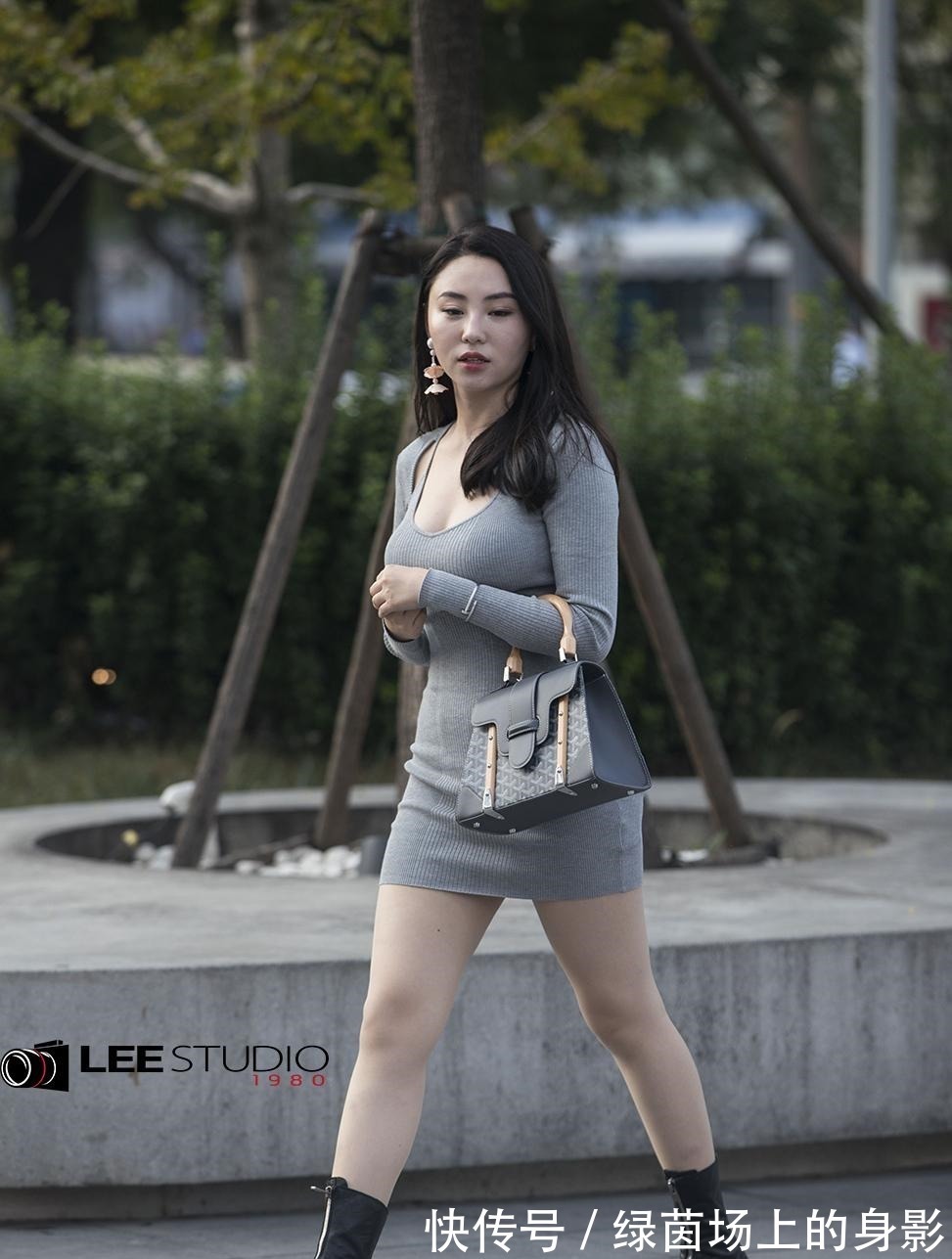 春夏秋冬 这双短靴一年四季姑娘们都在穿, 可见姑娘们对它的喜爱程度!