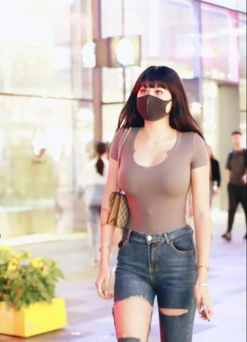 破洞 凸显个性的破洞牛仔裤,走在街头,轻松穿出少妇的性感身段