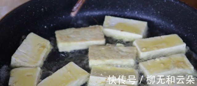 红椒|1块豆腐，2个鸡蛋，大厨教你这样做，比红烧肉香，吃一次就忘不了！