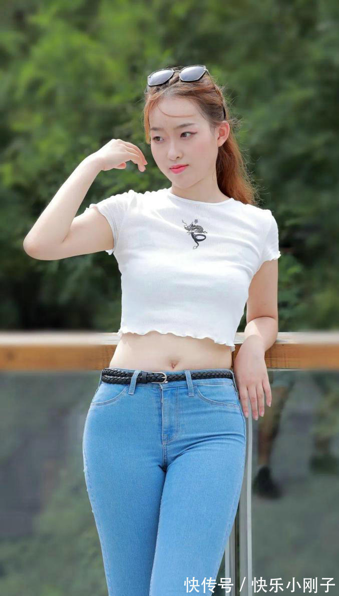 造型|白色背心搭配紧身牛仔短裤,这样的造型走在街头,看着非常不错