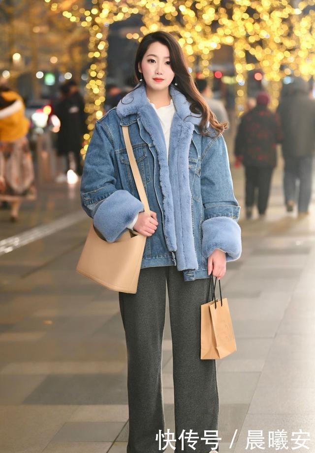 黑色|街拍高挑的小姐姐,搭配白色的打底裤和黑色外套,尽显好身材