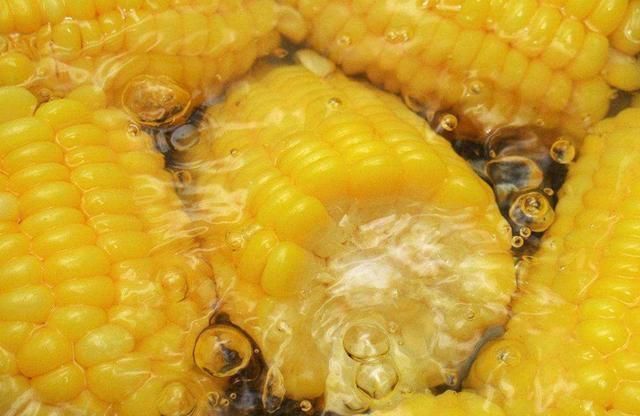 把玉米|煮玉米时,只放清水是错的多加2样东西,玉米软糯香甜,收藏了